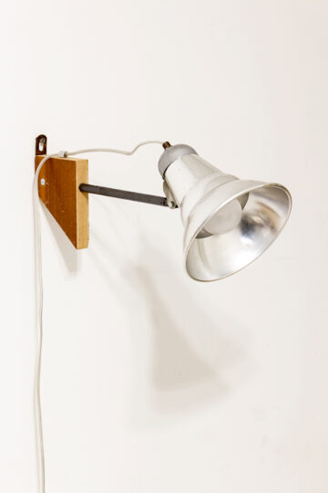 Vintage wandlamp met metalen kap en houten detail