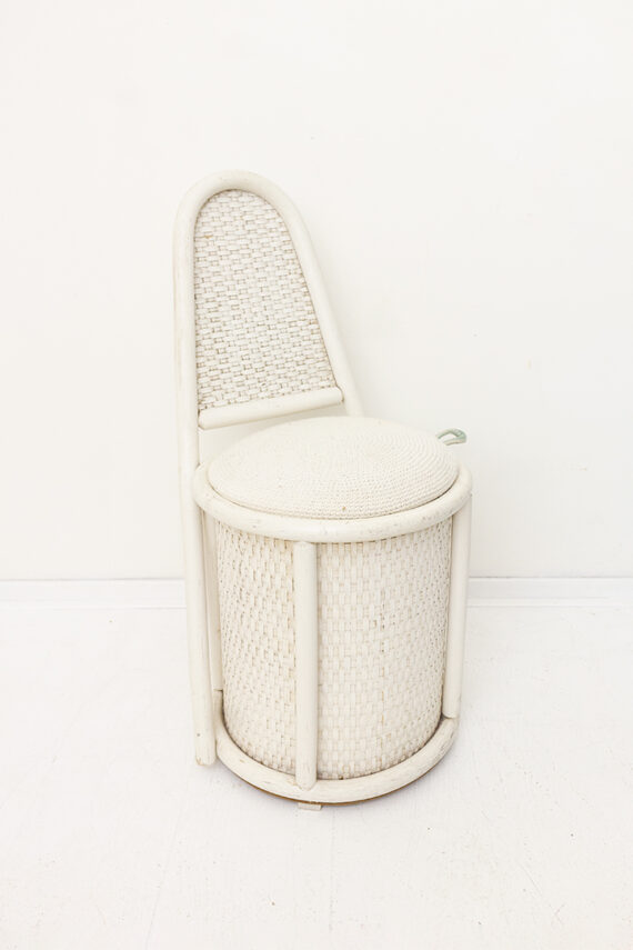 Vintage witte rotan stoel met mand in de zitting jaren 80