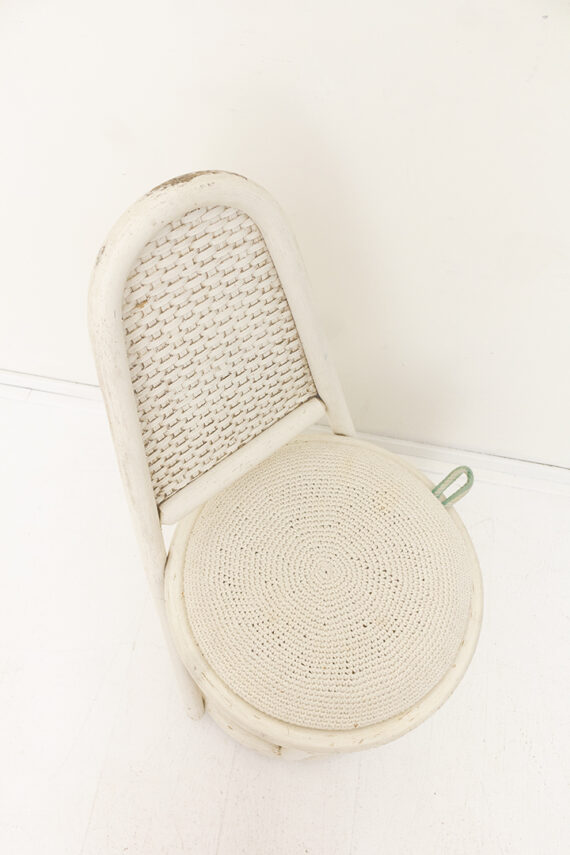 Vintage witte rotan stoel met mand in de zitting jaren 80