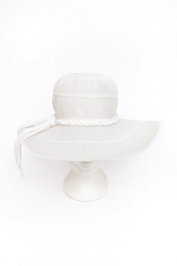 Vintage witte zomerhoed met geplooid tule en gevlochten band