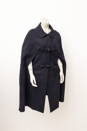 Vintage wollen cape zwart met sierlijke brandenburger sluiting