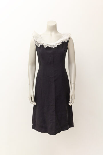 Vintage zwarte cocktailjurk met witte geplisseerde kraag Vera Mont