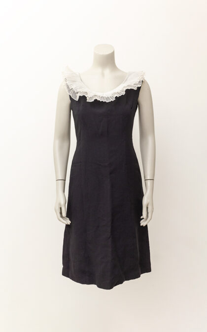 Vintage zwarte cocktailjurk met witte geplisseerde kraag Vera Mont