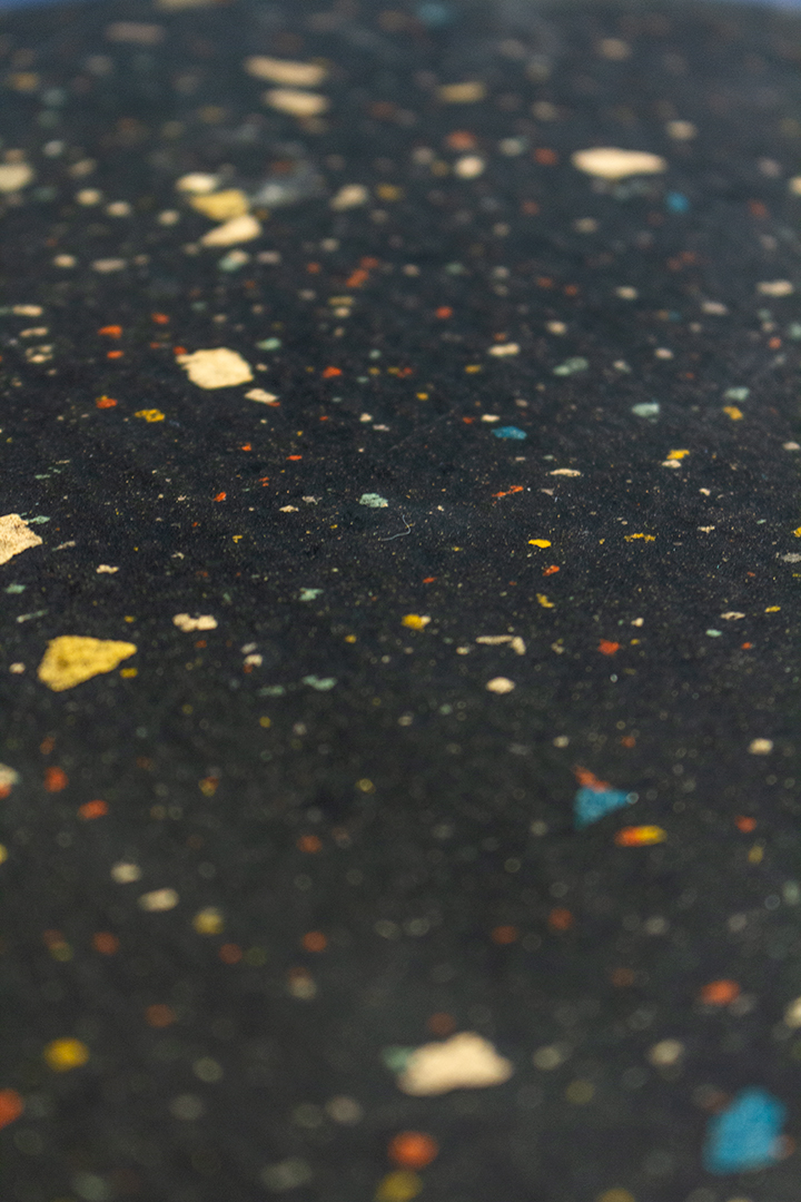 Vintage zwarte eettafel met gekleurd confetti blad