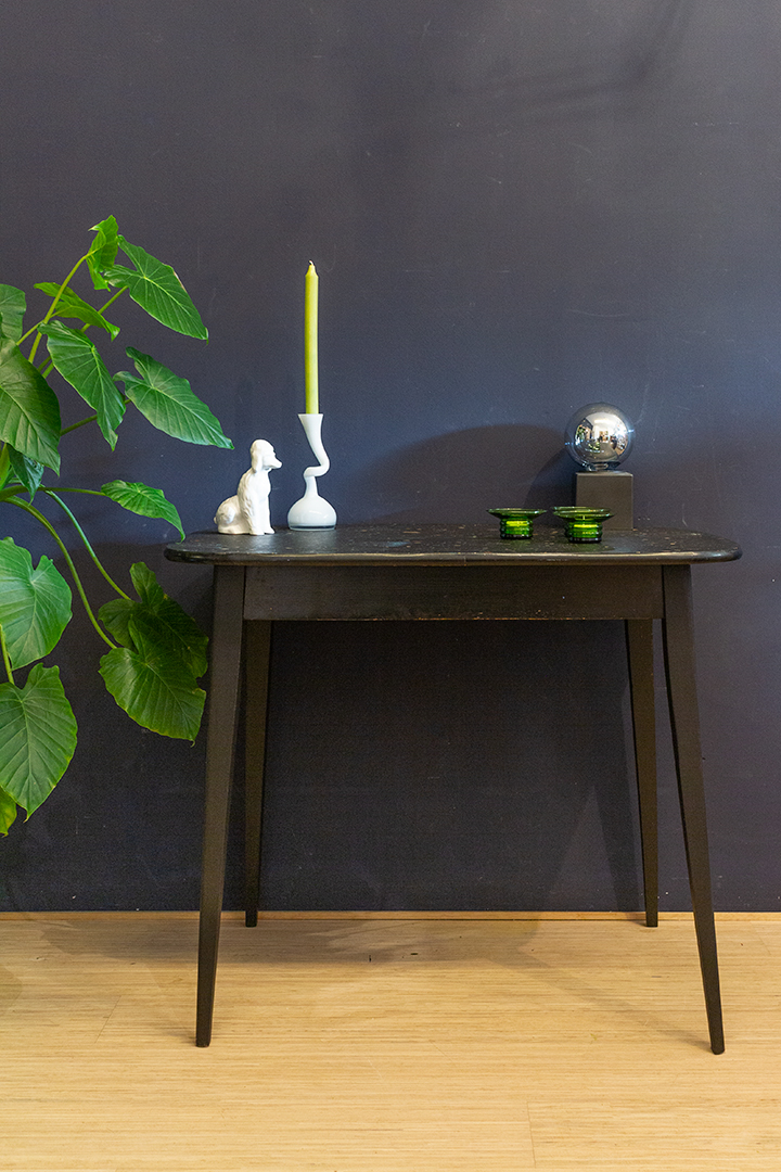 Vintage zwarte eettafel met gekleurd confetti blad