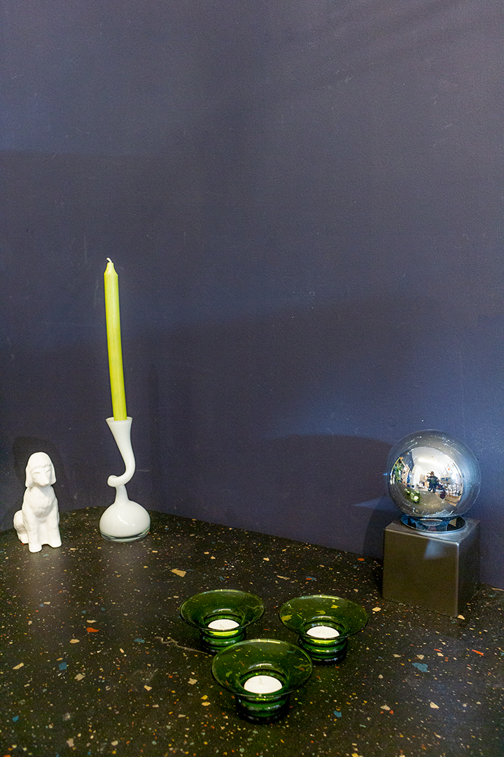 Vintage zwarte eettafel met gekleurd confetti blad