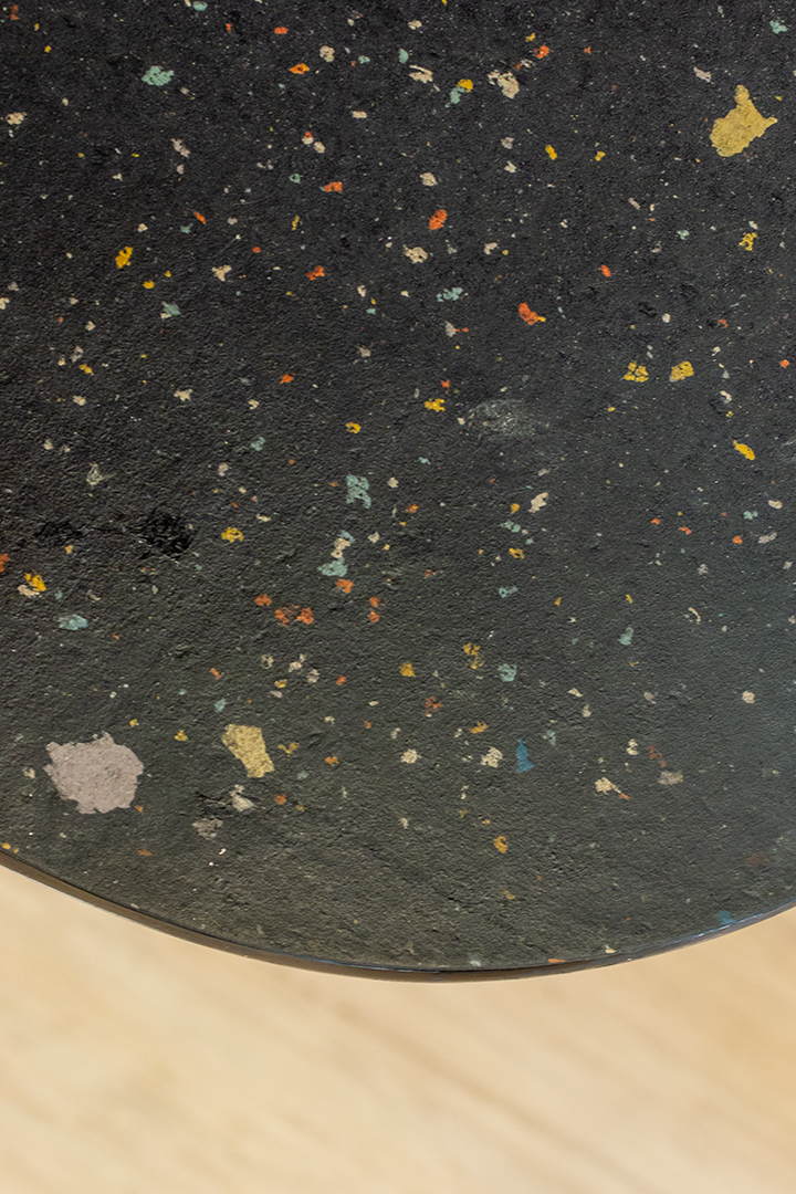 Vintage zwarte eettafel met gekleurd confetti blad