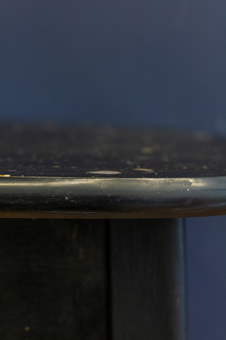 Vintage zwarte eettafel met gekleurd confetti blad