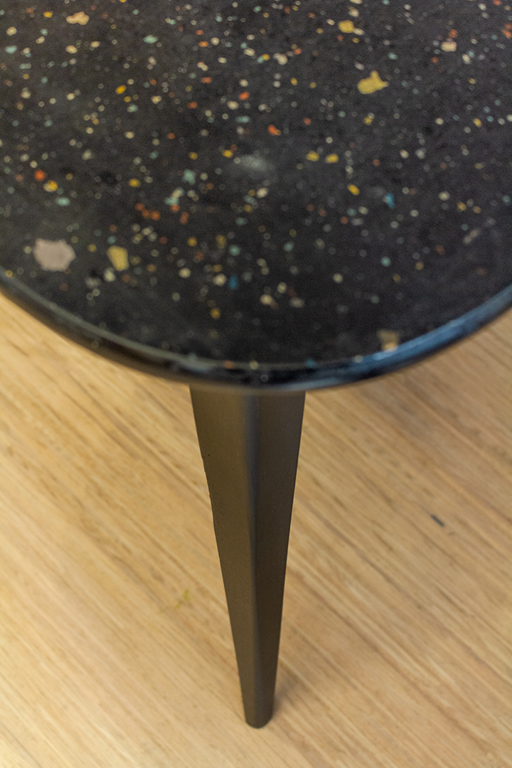 Vintage zwarte eettafel met gekleurd confetti blad