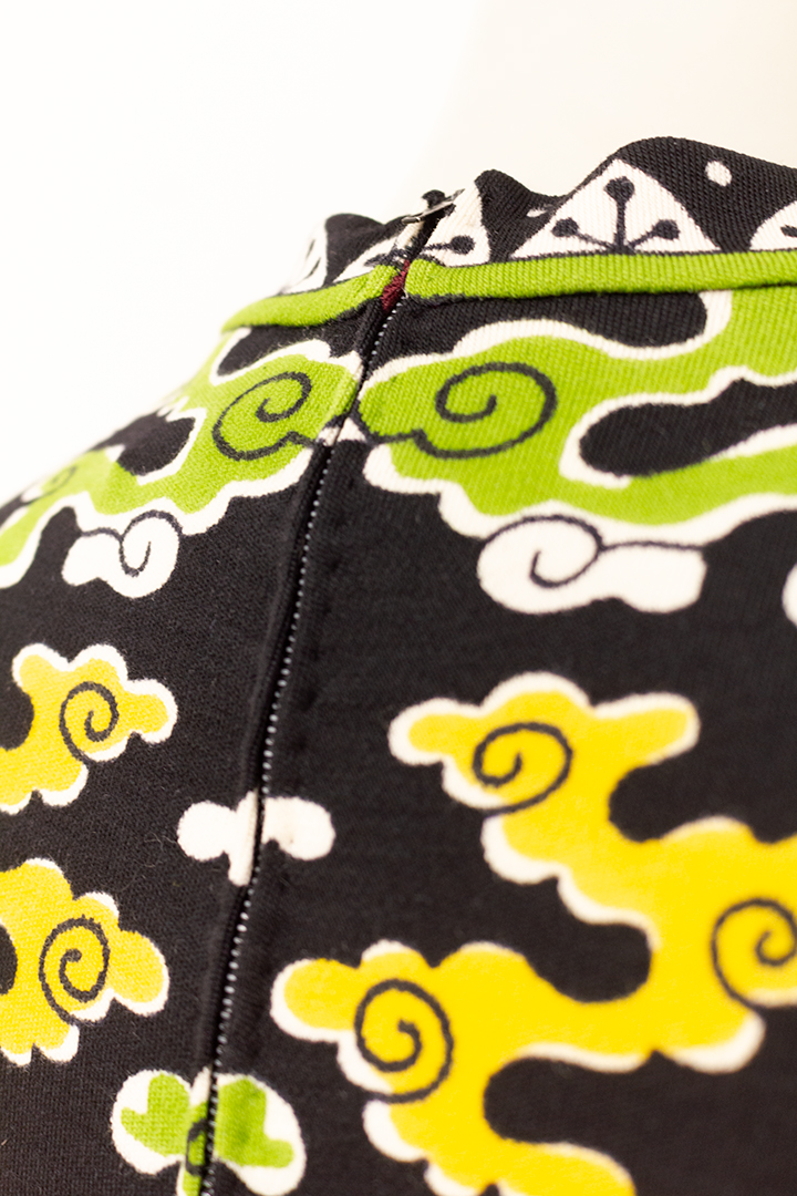 Vintage zwarte jurk met gekleurde wolkjesprint Marshall Field & Company Amerika