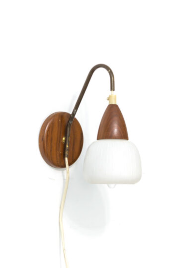 Wandlamp Philips Louis Kalff teakhout en opaalglas vintage