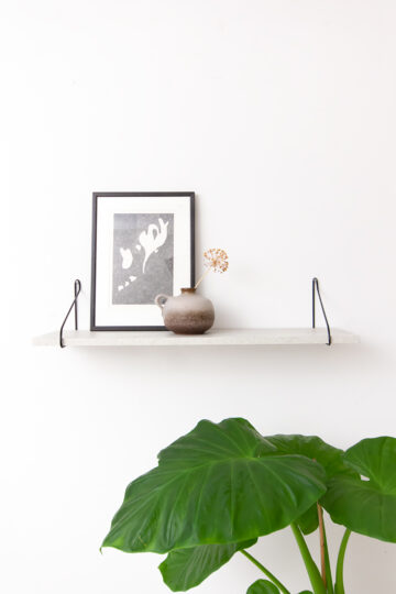 Wandplank betonlook met vintage draadstalen dragers