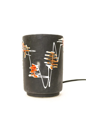 West-Germany tafellamp van donkerbruin keramiek met wit/rood zigzag patroon