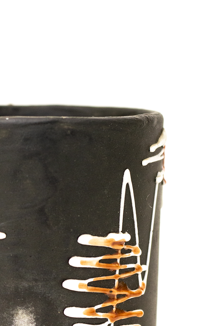 West-Germany tafellamp van donkerbruin keramiek met wit/rood zigzag patroon