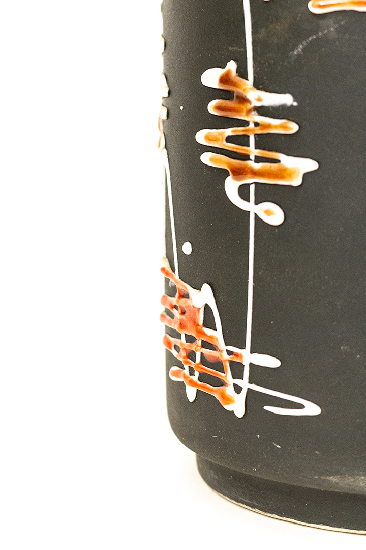 West-Germany tafellamp van donkerbruin keramiek met wit/rood zigzag patroon