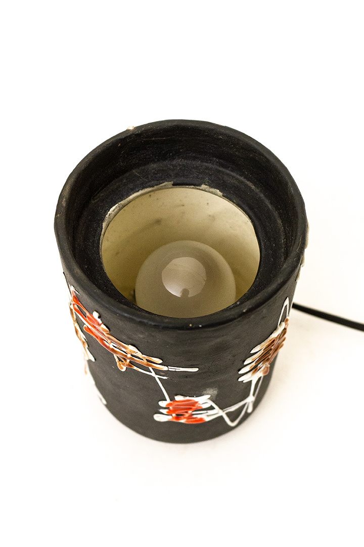 West-Germany tafellamp van donkerbruin keramiek met wit/rood zigzag patroon