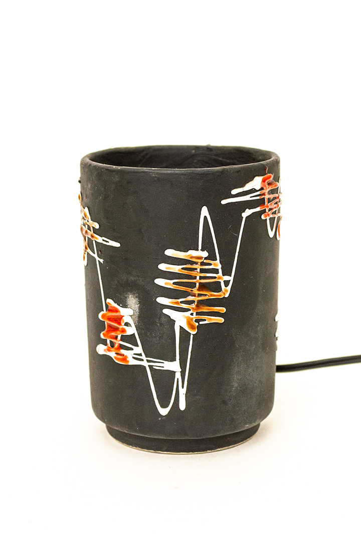 West-Germany tafellamp van donkerbruin keramiek met wit/rood zigzag patroon