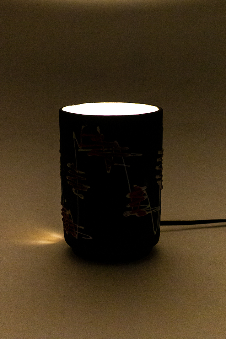 West-Germany tafellamp van donkerbruin keramiek met wit/rood zigzag patroon