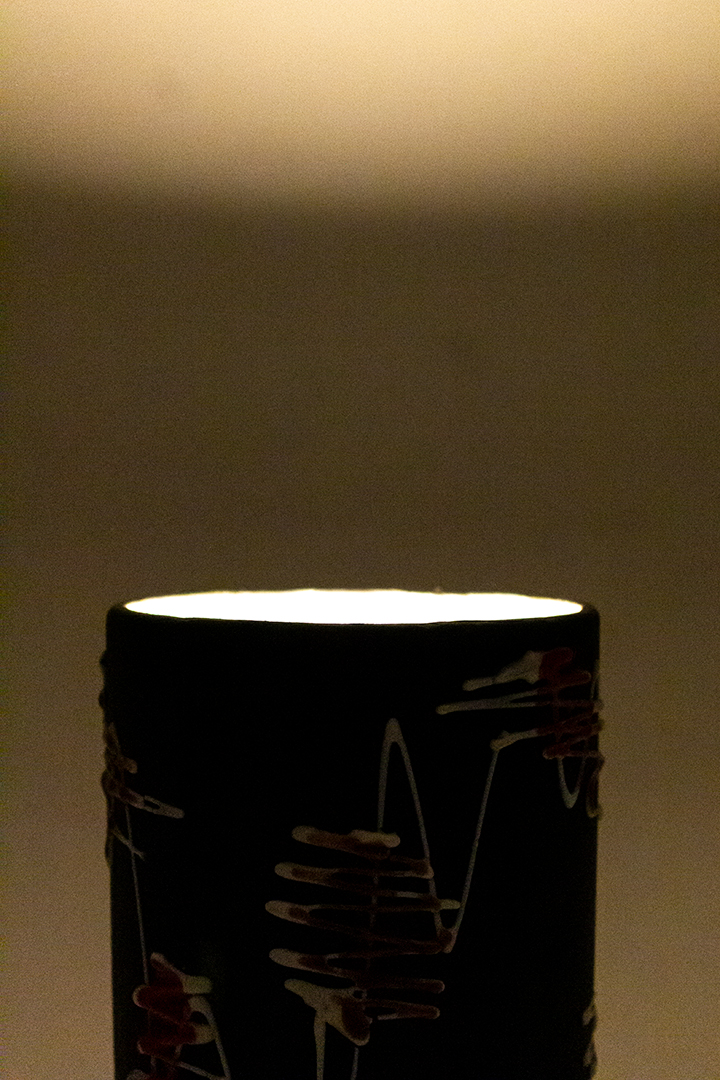 West-Germany tafellamp van donkerbruin keramiek met wit/rood zigzag patroon