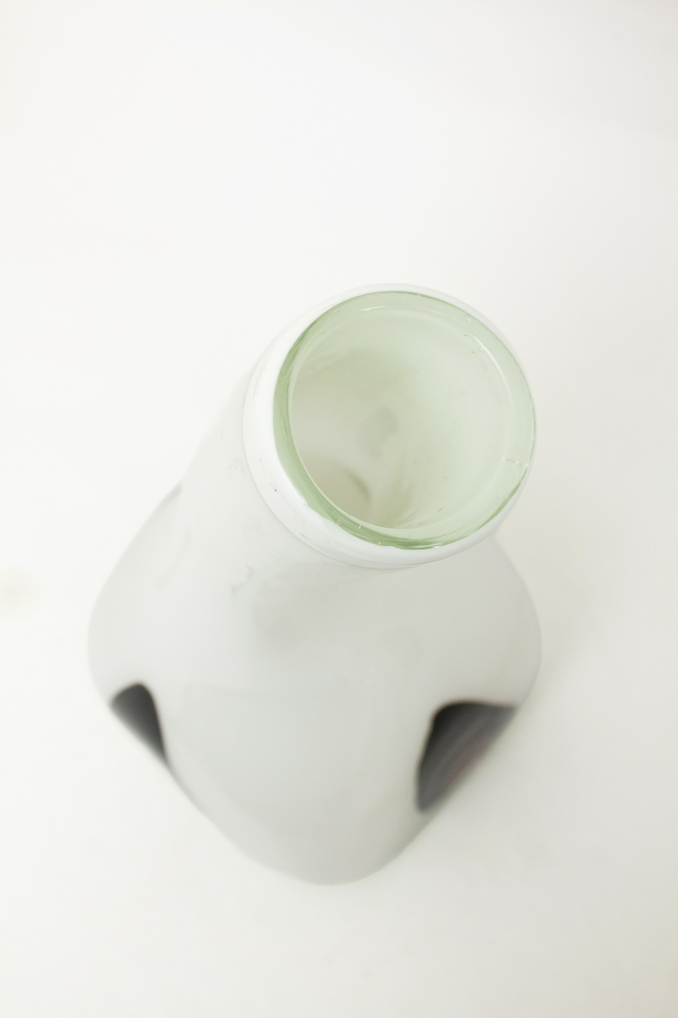 Witte glazen vaas met donkere 'vlekken' - Afbeelding 4