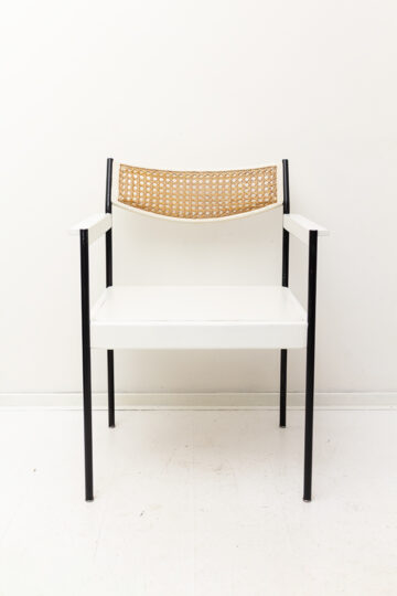 Witte vintage fauteuil met webbing en zwarte poten