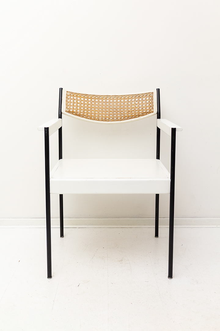 Witte vintage fauteuil met webbing en zwarte poten