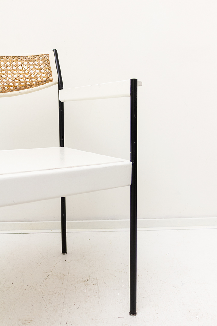 Witte vintage fauteuil met webbing en zwarte poten