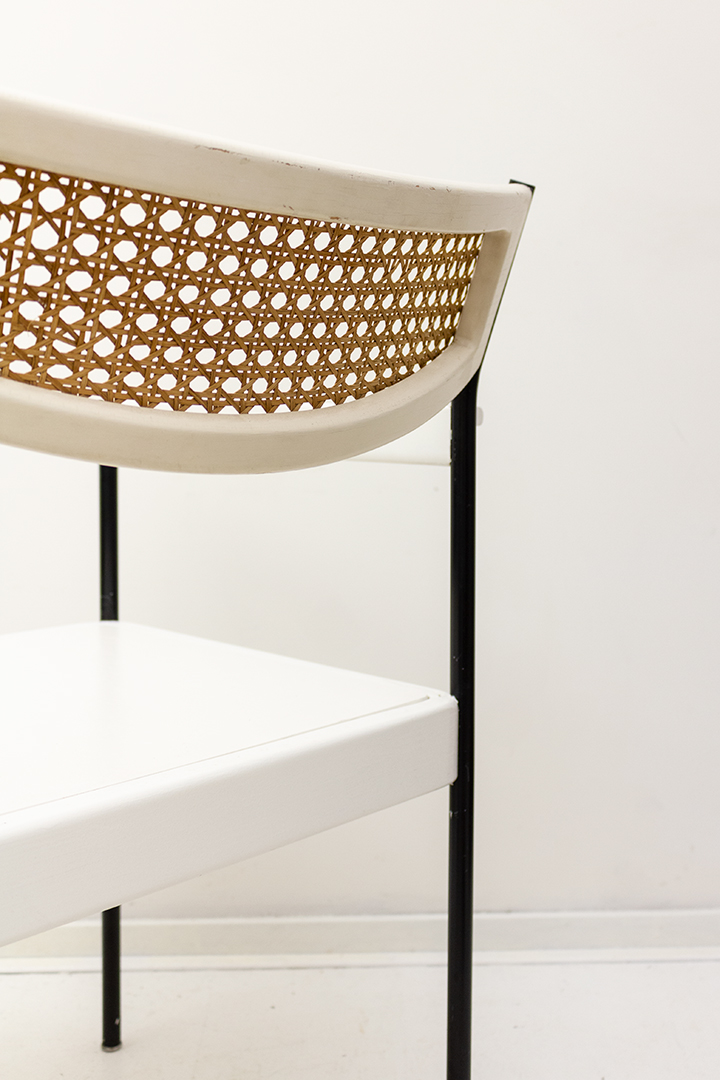 Witte vintage fauteuil met webbing en zwarte poten