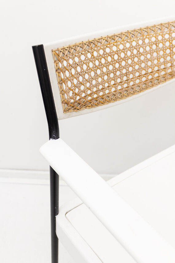 Witte vintage fauteuil met webbing en zwarte poten
