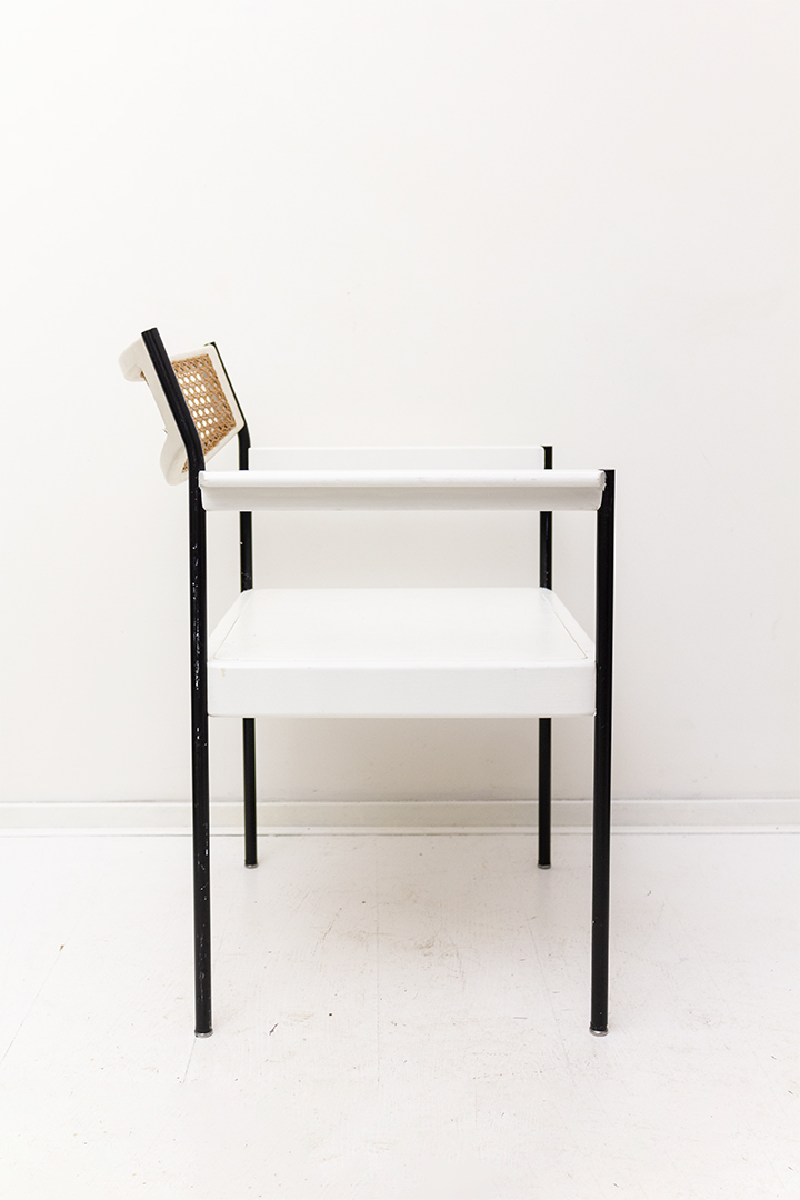 Witte vintage fauteuil met webbing en zwarte poten