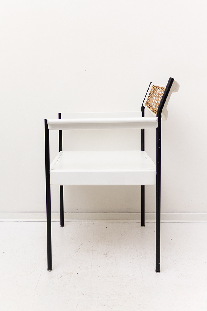 Witte vintage fauteuil met webbing en zwarte poten