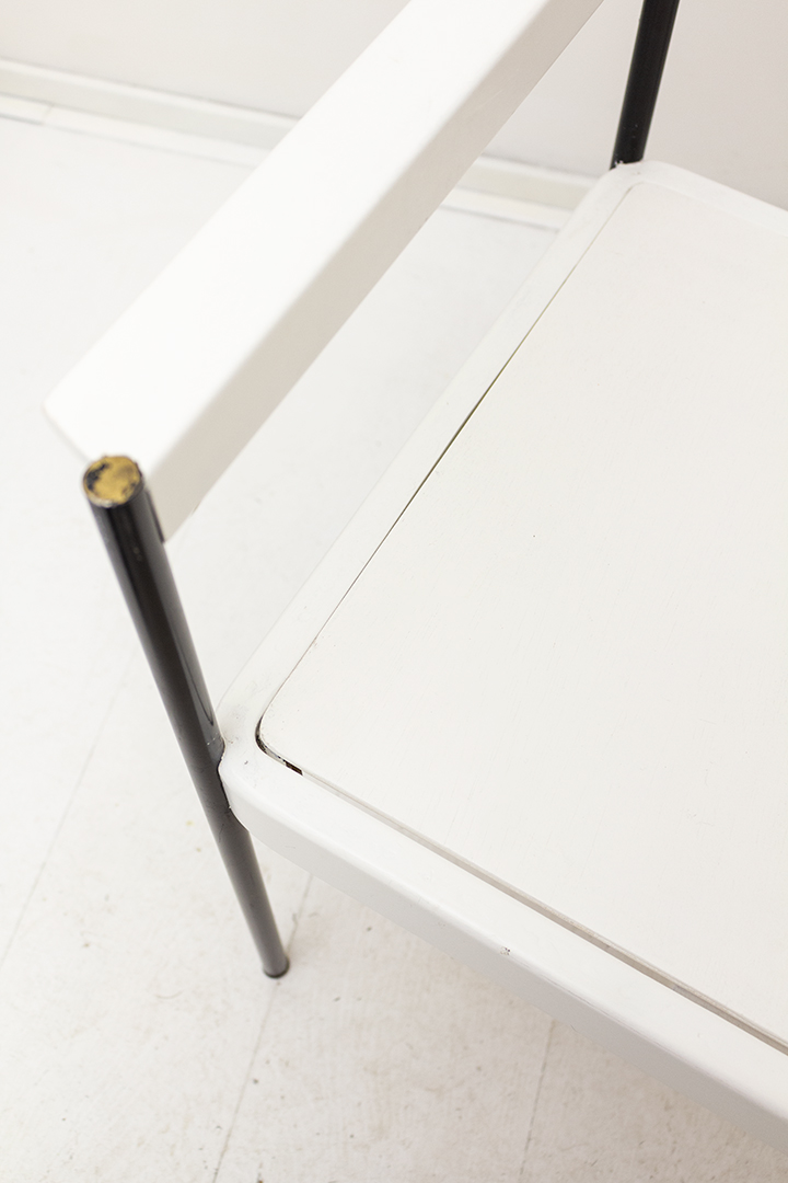 Witte vintage fauteuil met webbing en zwarte poten