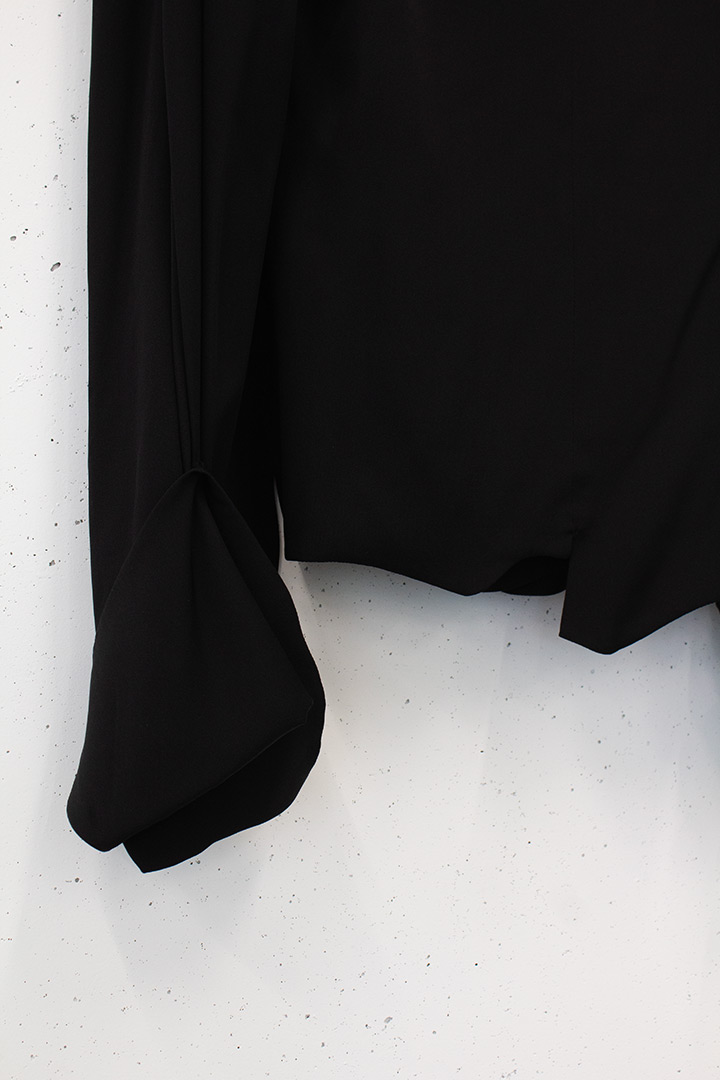 Yohji Yamamoto S/S21 zwarte zijden blouse met ronde vormen