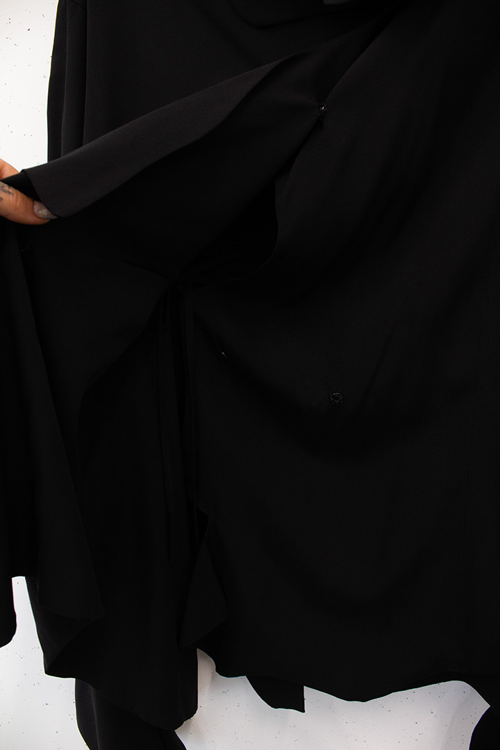 Yohji Yamamoto S/S21 zwarte zijden blouse met ronde vormen