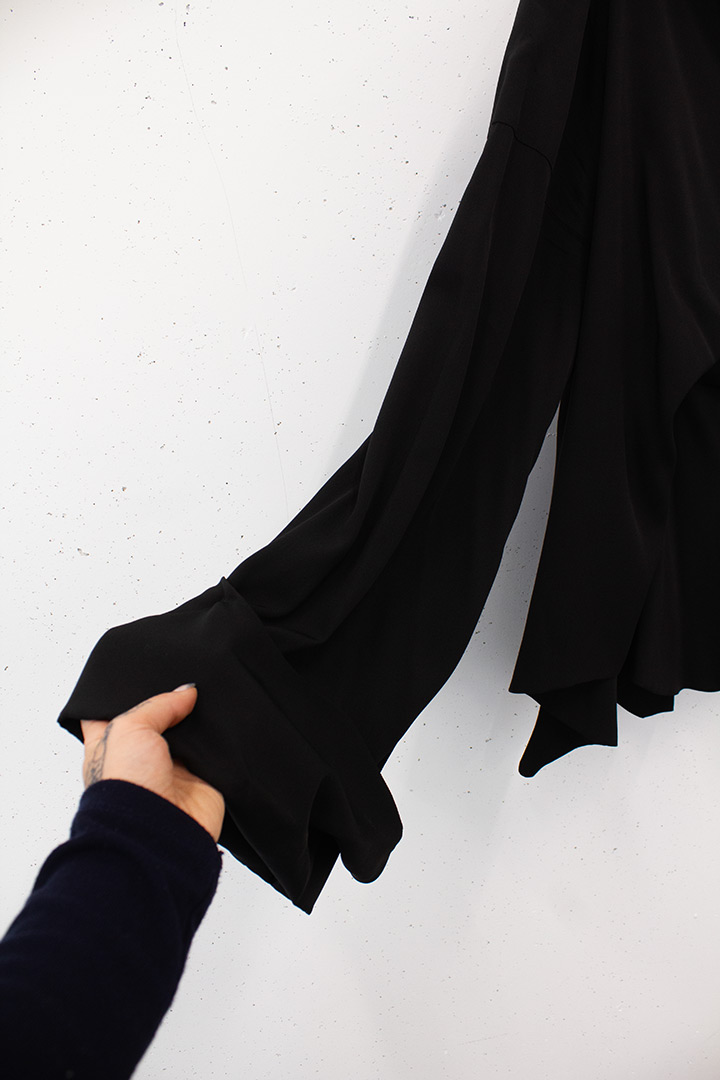 Yohji Yamamoto S/S21 zwarte zijden blouse met ronde vormen