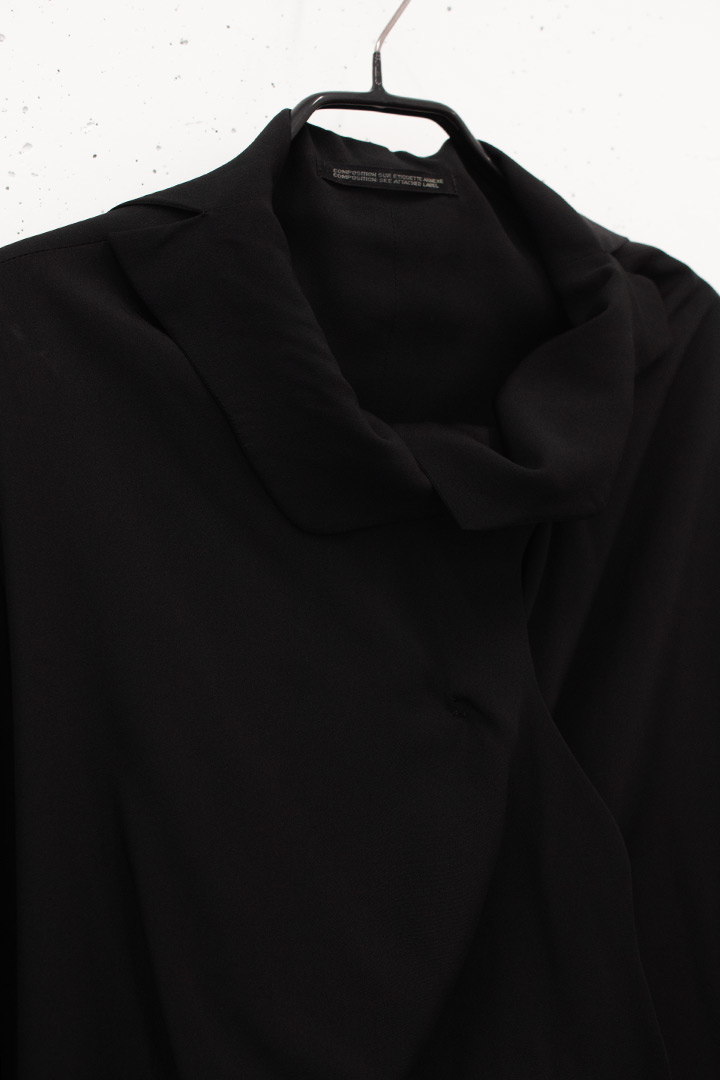 Yohji Yamamoto S/S21 zwarte zijden blouse met ronde vormen