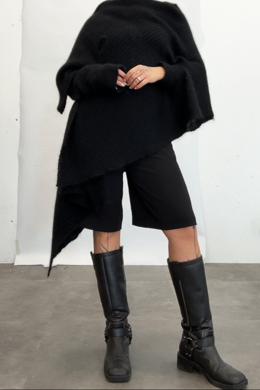 Yohji Yamamoto gebreide cape met asymmetrische mouwen