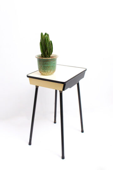 Zachtgeel nachtkastje uit de jaren zestig