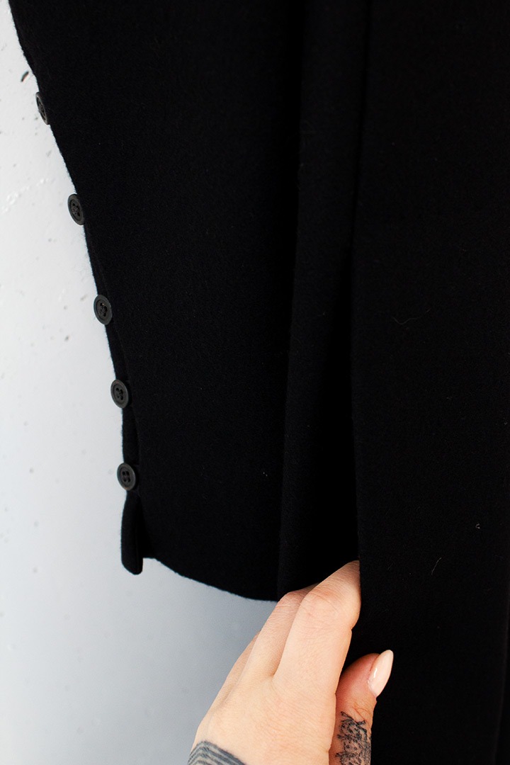 Zwarte wollen Dries van Noten jas knoopjes detail