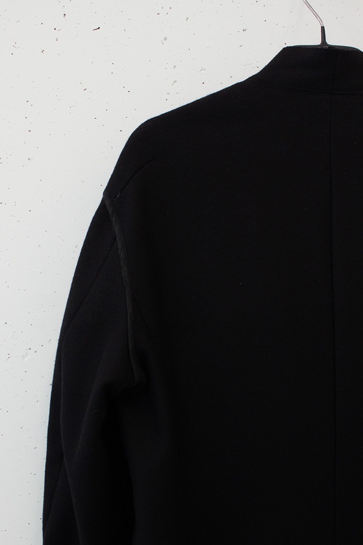 Zwarte wollen Dries van Noten jas knoopjes detail