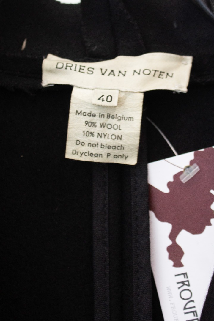 Zwarte wollen Dries van Noten jas knoopjes detail