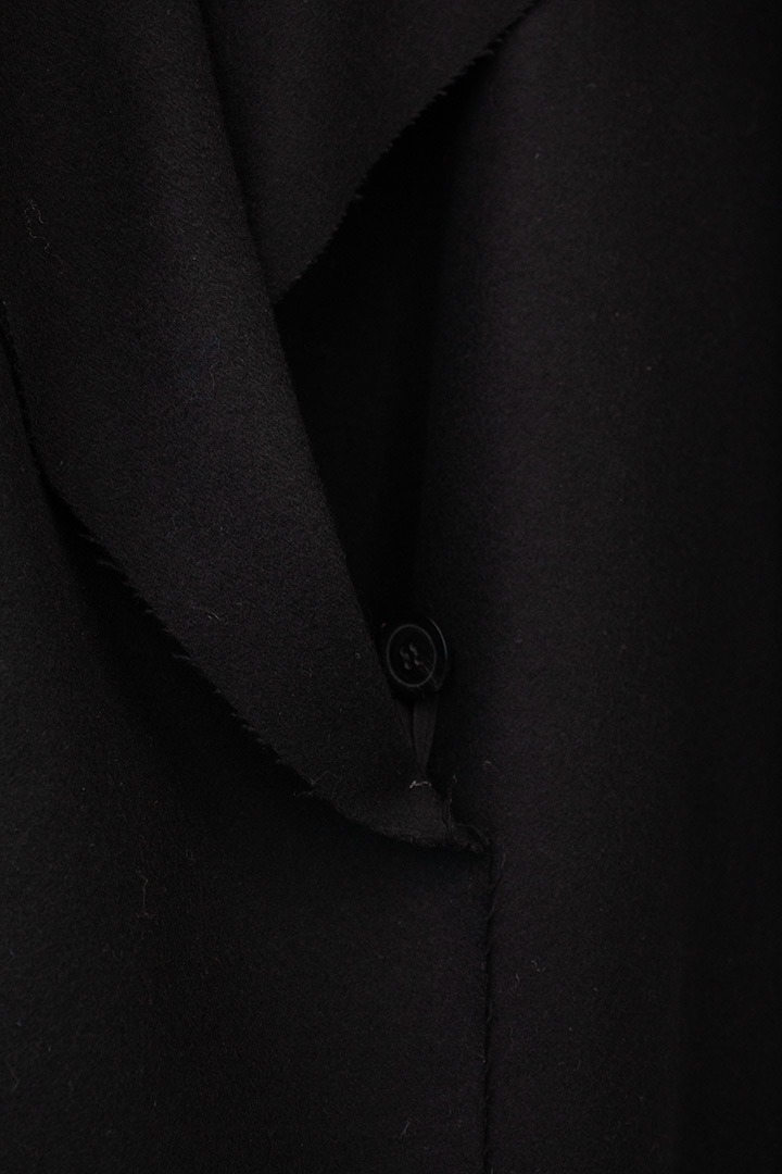 Zwarte wollen Dries van Noten jas knoopjes detail