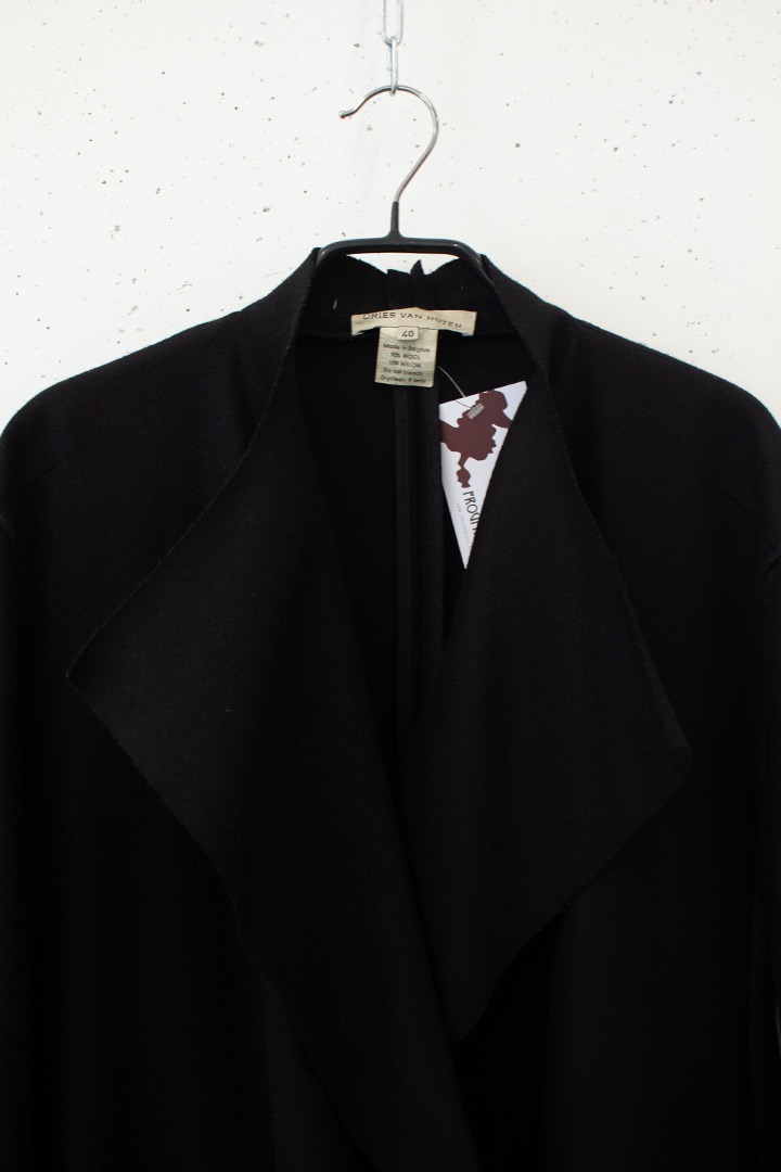 Zwarte wollen Dries van Noten jas knoopjes detail