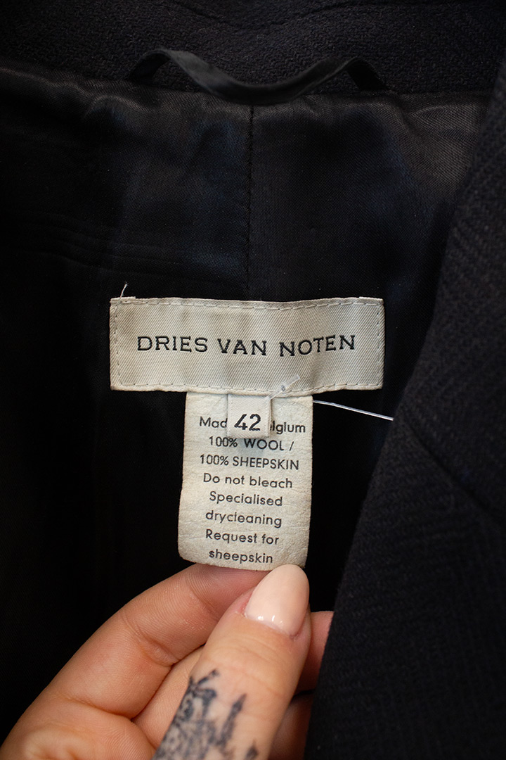 Zwarte wollen Dries van Noten jas met rode faux fur