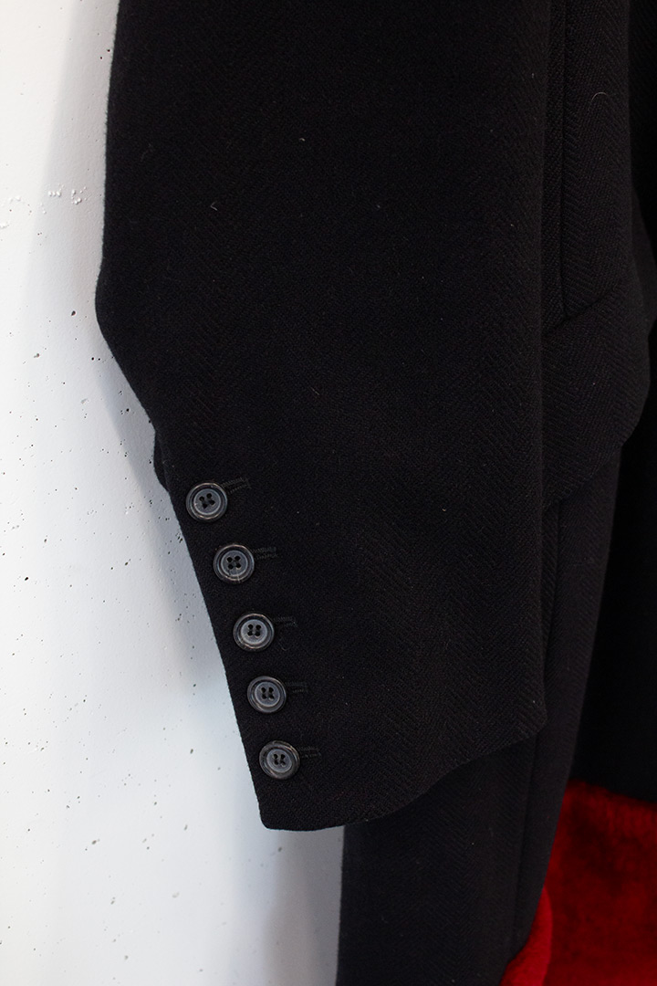 Zwarte wollen Dries van Noten jas met rode faux fur