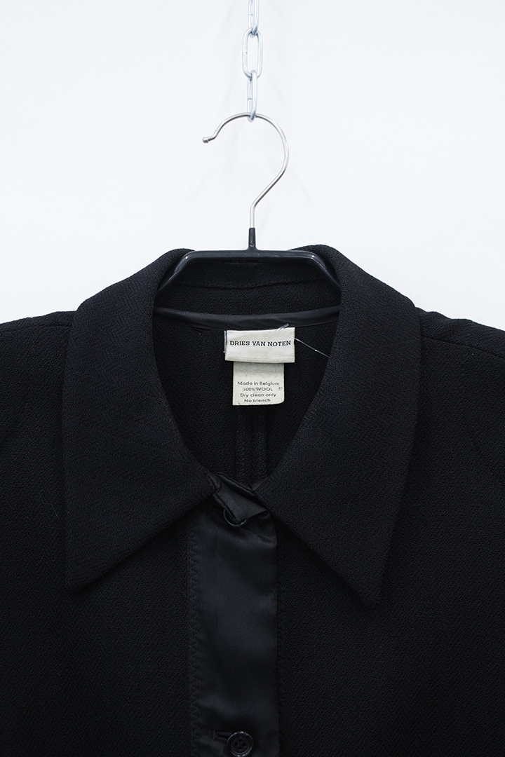 Zwarte wollen Dries van Noten jasje met knopen en satijnen band
