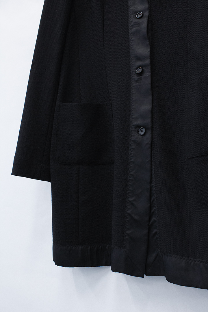 Zwarte wollen Dries van Noten jasje met knopen en satijnen band