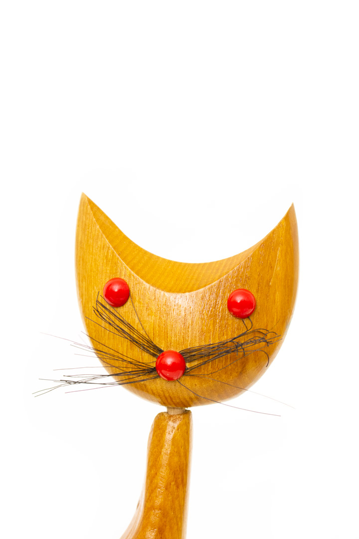 Mid-century teakhouten kat beeld met rode kralen ogen - Afbeelding 2