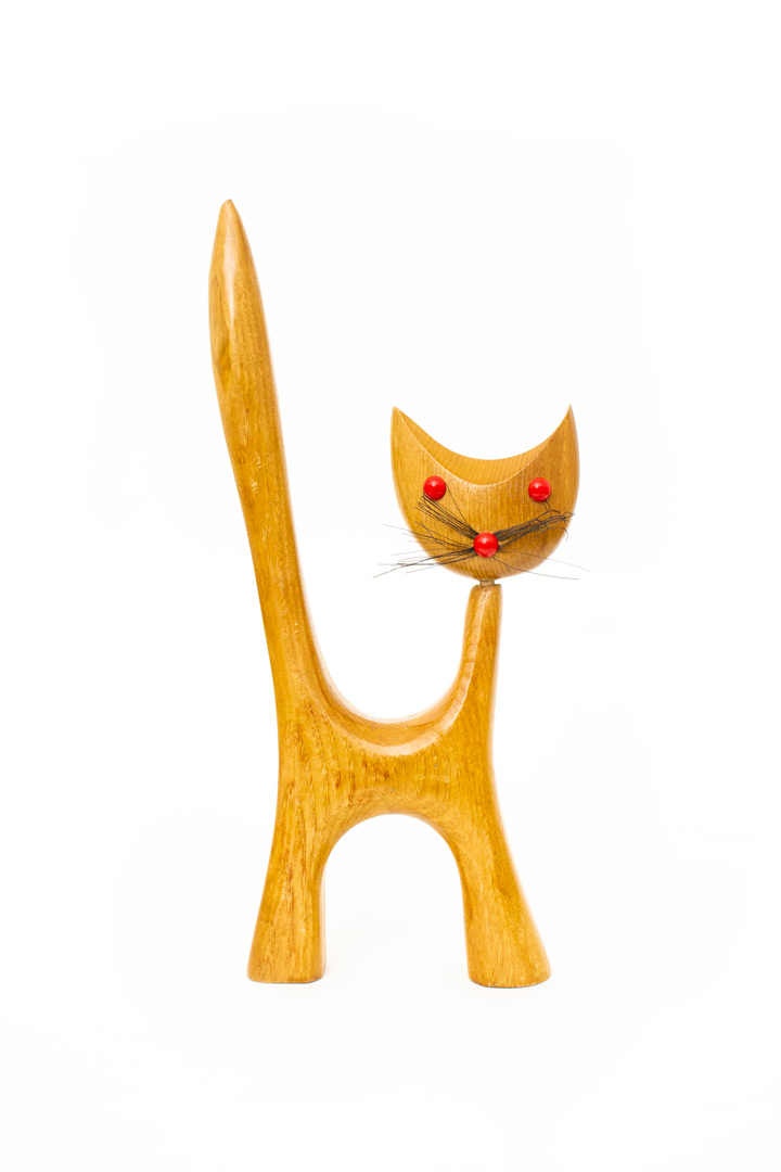 Mid-century teakhouten kat beeld met rode kralen ogen