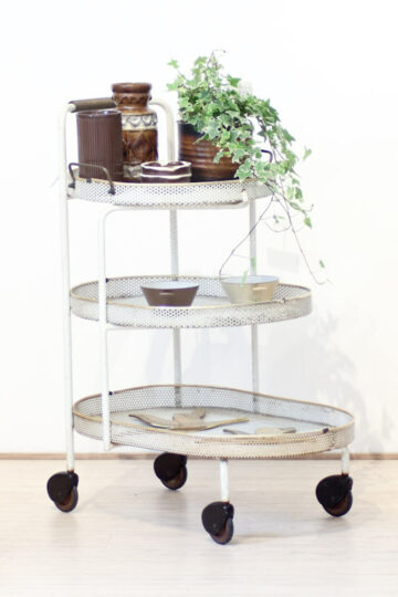 Vintage witte metalen serveerwagen met gouden messing biezen